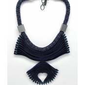 Collier ethnique en textile bleu marine