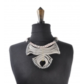 Collier ethnique en textile gris