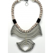 Collier ethnique en textile gris