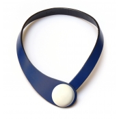 Collier cuir bleu et céramique blanche