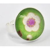 Bague cabochon Fleur Fond vert anis