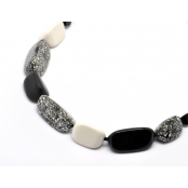 Collier noir, gris et blanc