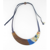 collier plastron bleu