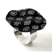 Bague Sira Fleur noir et blanc (2cm)