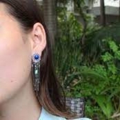 Izia : Longues boucles d\'oreille fines à pompon